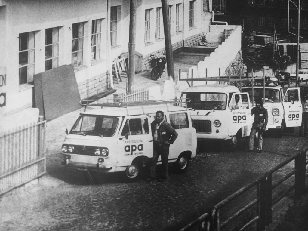 Una vecchia foto di archivio in bianco e nero dell'agenzia di affissioni APA: operai al lavoro a Roma.
