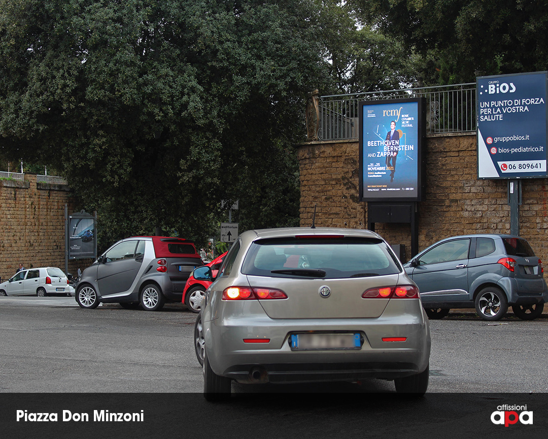 Affissione digitale di APA in Piazza Don Minzoni, Roma: monitor led di 150x200 cm con pubblicità del Rome Chamber Music Festival.