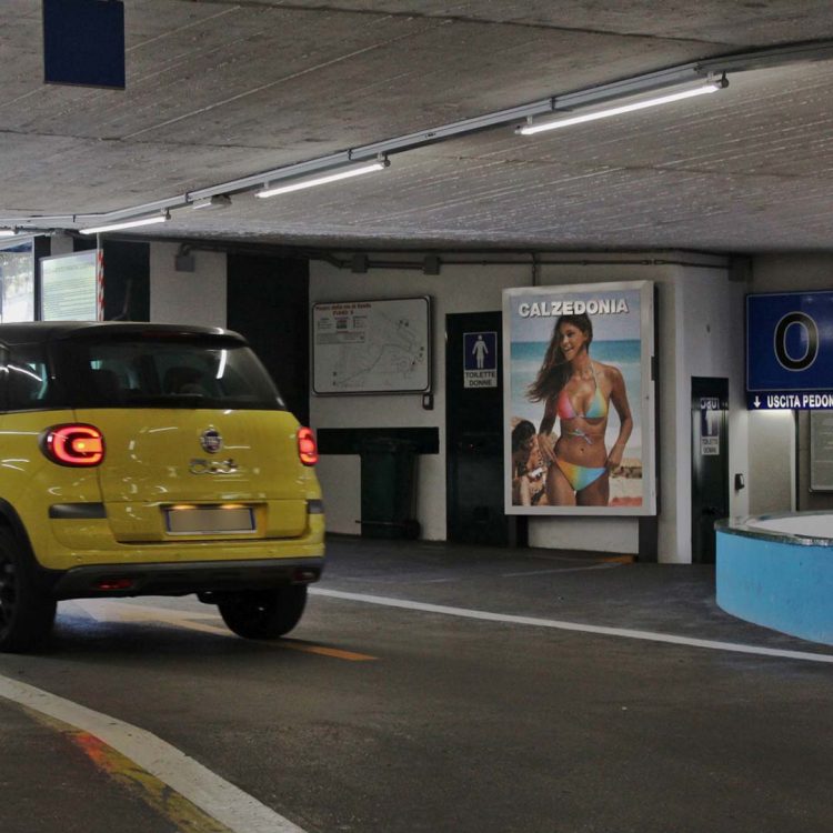 Poster illuminato per la pubblicità all'interno del parcheggio di Via Ludovisi a Roma.
