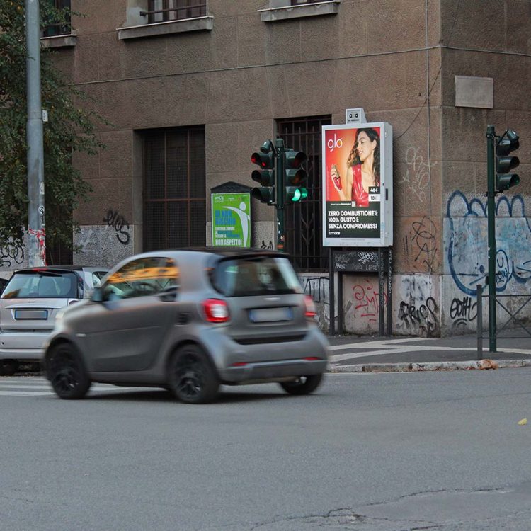 Poster pubblicitario luminoso su Viale Manzoni a Roma, con pubblicità Glo.