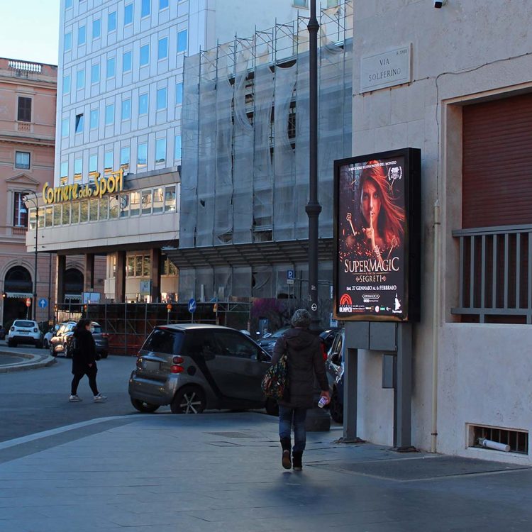 Monitor Led per affissioni digitali all'incrocio tra Piazza Indipendenza e Via Solferino, di fronte la sede del Corriere dello Sport.