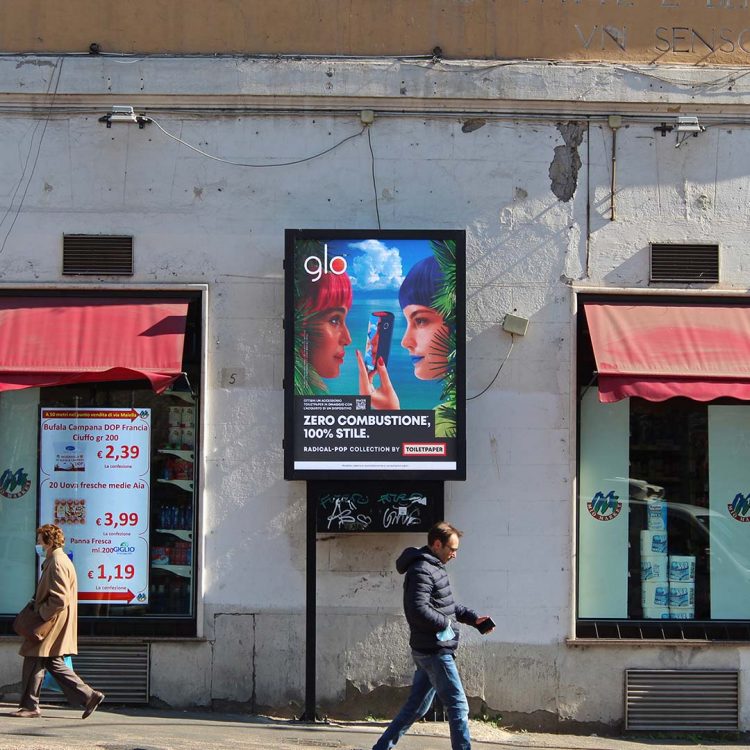 Monitor Led per pubblicità outdoor digitale su Via Maiella, all'incrocio con Piazza Sempione a Roma.