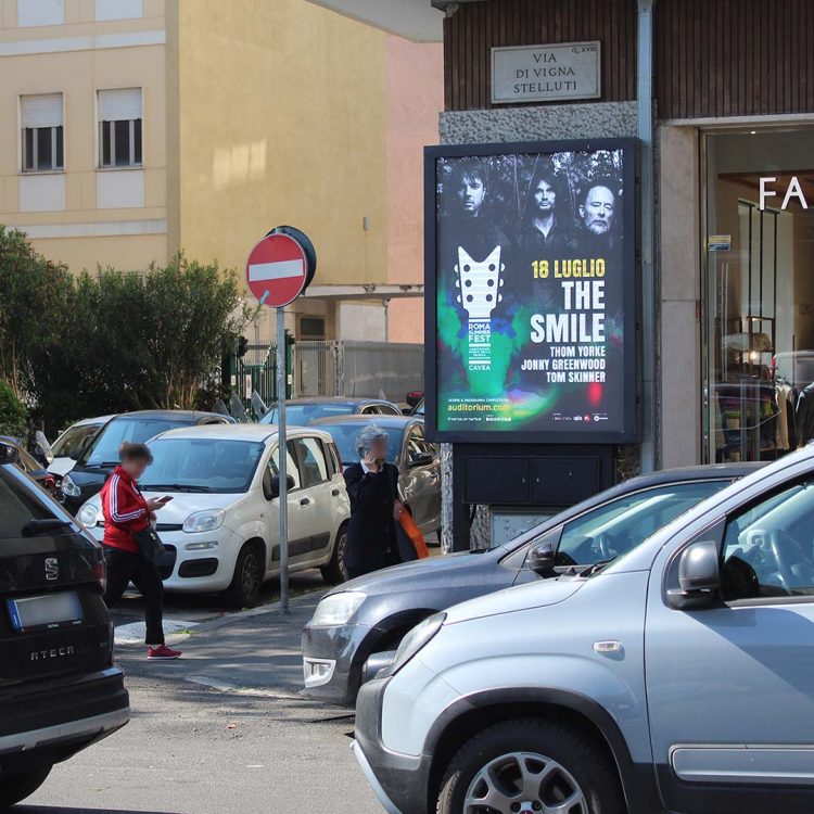 Monitor Led per pubblicità digitale all'incrocio tra Via di Vigna Stelluti e Via Marco Besso.