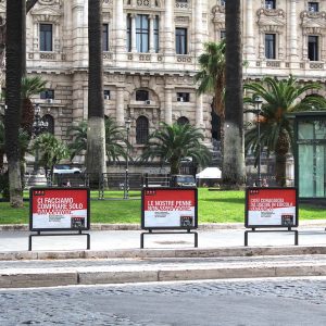 Gruppo di 3 transenne parapedonali in Piazza Cavour con pubblicità di The Post Internazionale.