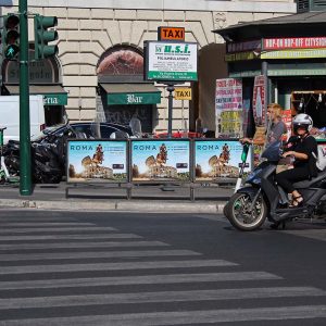 Gruppo di 3 transenne parapedonali pubblicitarie in Piazza Pasquale Paoli a Roma.