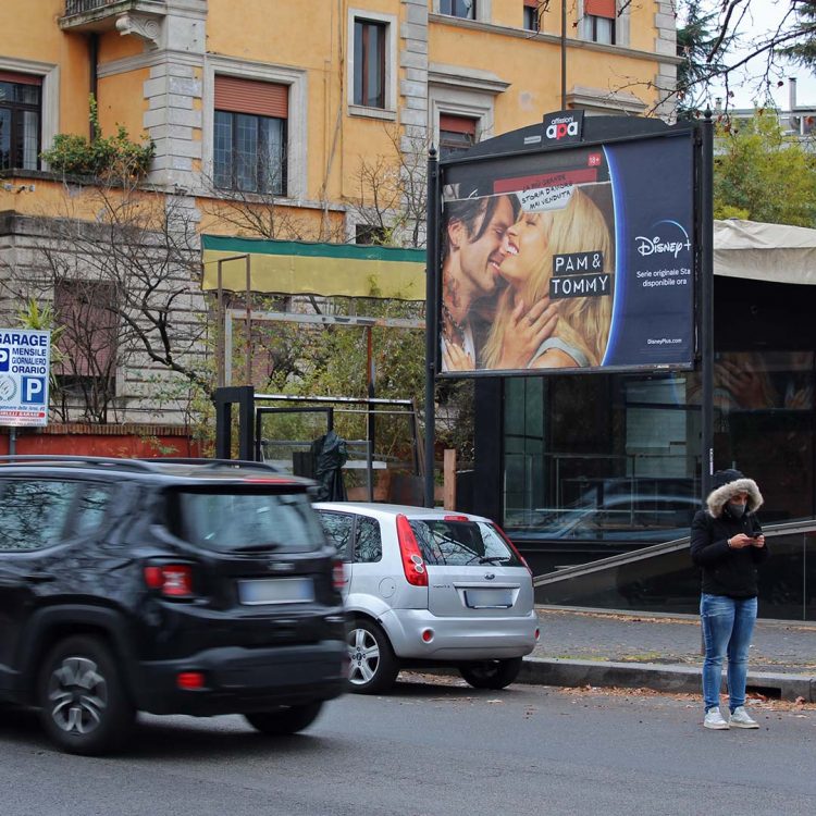 Poster 3x2 per campagna pubblicitaria esterna su Lungotevere delle Armi a Roma.