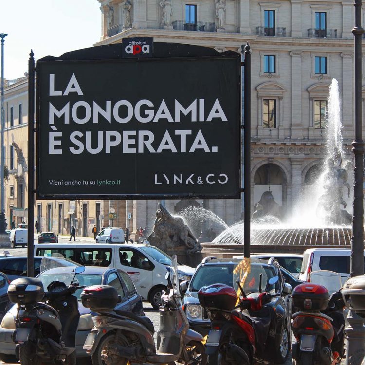 Poster 3x2 su impianto pubblicitario esterno in Piazza della Repubblica a Roma, sullo sfondo della fontana e del Cinema Space Moderno.
