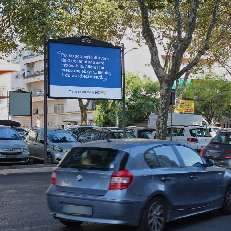 Cartellone di dimensioni 3x2 metri per la pubblicità esterna su Piazzale Clodio a Roma.