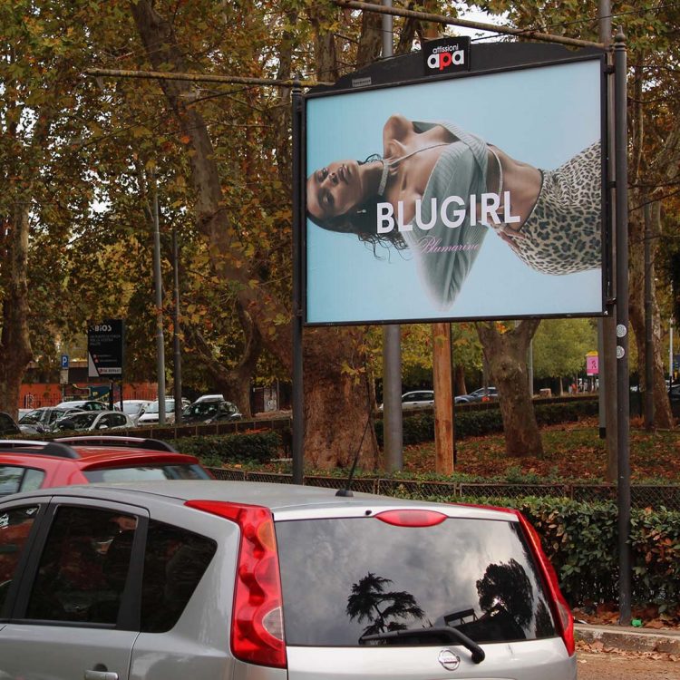 Poster di dimensioni 3x2 metri su Viale Tiziano, nel quartiere Flaminio di Roma con pubblicità di Blugirl.