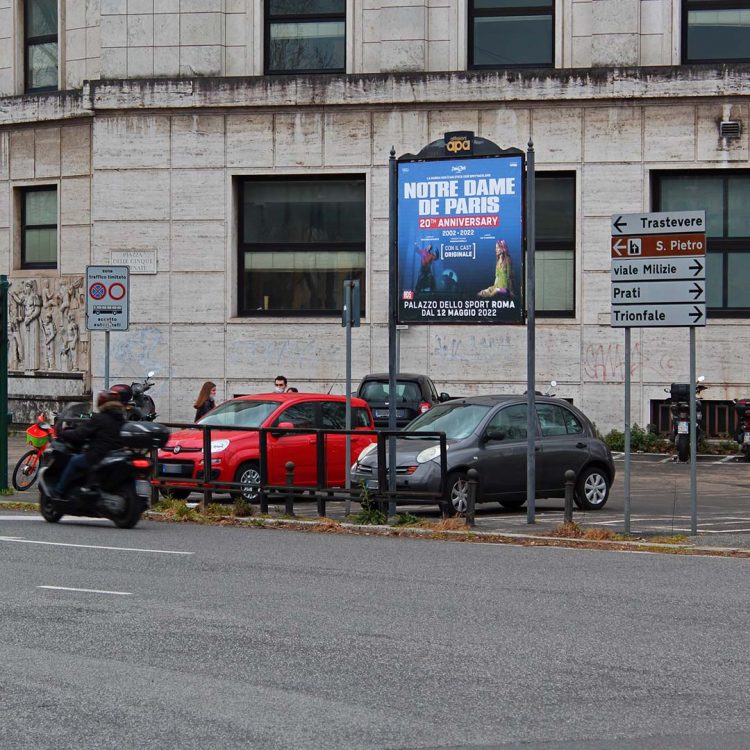 Affissione di metri 2 per 2 per la pubblicità urbana su Lungotevere Michelangelo a Roma.