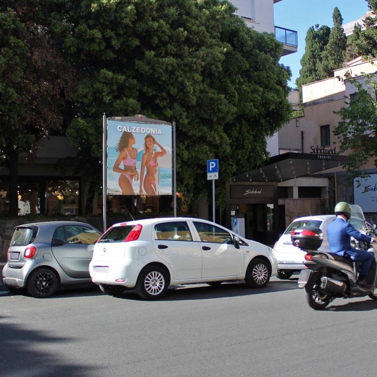 Stendardo 2x2 con pubblicità di Calzedonia su Via Stoppani, nel quartiere Parioli di Roma.