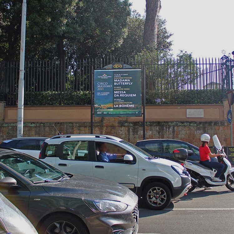 Affissione 2x2 all'incrocio tra Via Pinciana e Via Allegri a Roma, con pubblicità di Teatro dell'Opera di Roma.