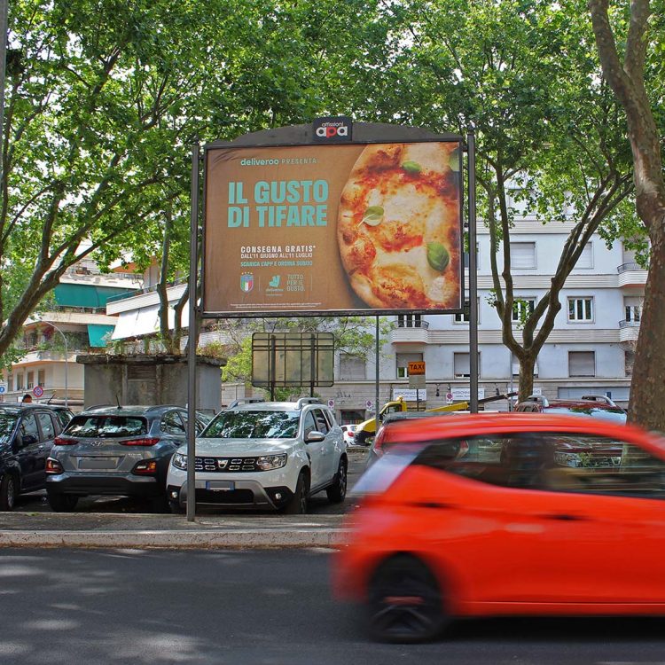 Poster pubblicitario 3x2 su Piazzale Clodio a Roma, appartenente al circuito Central City Rosso di APA.
