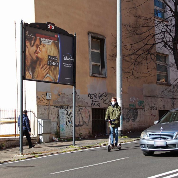 Poster pubblicitario 3x2 su Viale Medaglie d'Oro a Roma, appartenente al circuito Central City Rosso di APA.