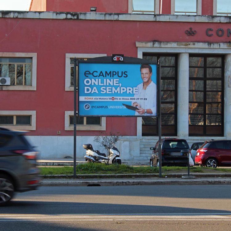 Poster pubblicitario 3x2 su Piazza De Bosis, davanti al CONI di Roma, appartenente al circuito Central City Rosso di APA.