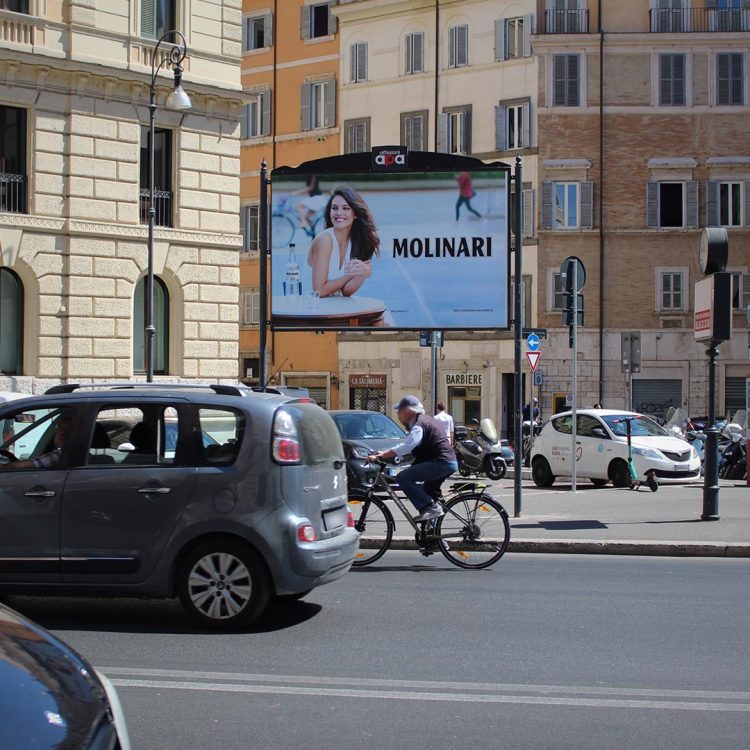 Poster pubblicitario di dimensioni 3x2 mt su Corso Vittorio Emanuele II a Roma.