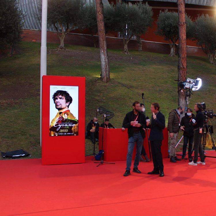 Monitor LCD sul Red Carpet della Festa del Cinema, con manifesto digitale del film Cyrano.