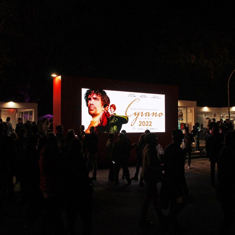 Pubblicità del film Cyrano su schermo led al centro del villaggio commerciale della Festa del Cinema di Roma.