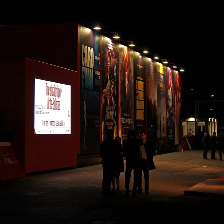 Schermo LED di APA alla Festa del Cinema di Roma, con pubblicità di Palazzo delle Esposizioni.