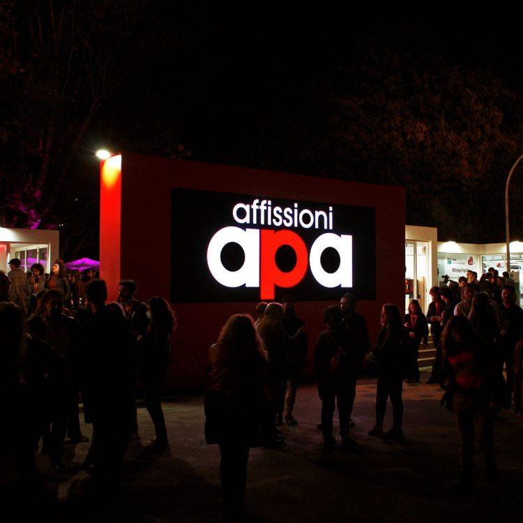 Il logo di APA su uno degli schermi Led da 5x2 mt al centro del villaggio commerciale della Festa del Cinema di Roma.