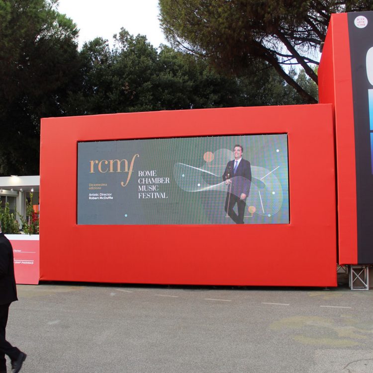 Schermo Led per la pubblicità alla Festa del Cinema di Roma, con pubblicità del Rome Chamber Music Festival.