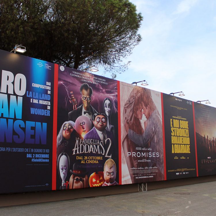 Poster della Famiglia Addams 2 alla Festa del Cinema di Roma.