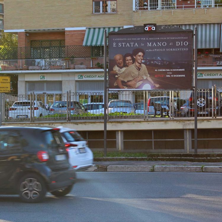 Poster 3x2 su Corso Francia, con pubblicità del film di Sorrentino "è stata la mano di Dio".