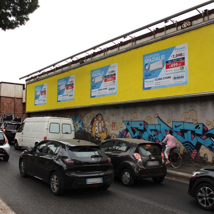 Gruppo di quattro poster 3x2 con pubblicità di Daikin, su Via Cristoforo Colombo.