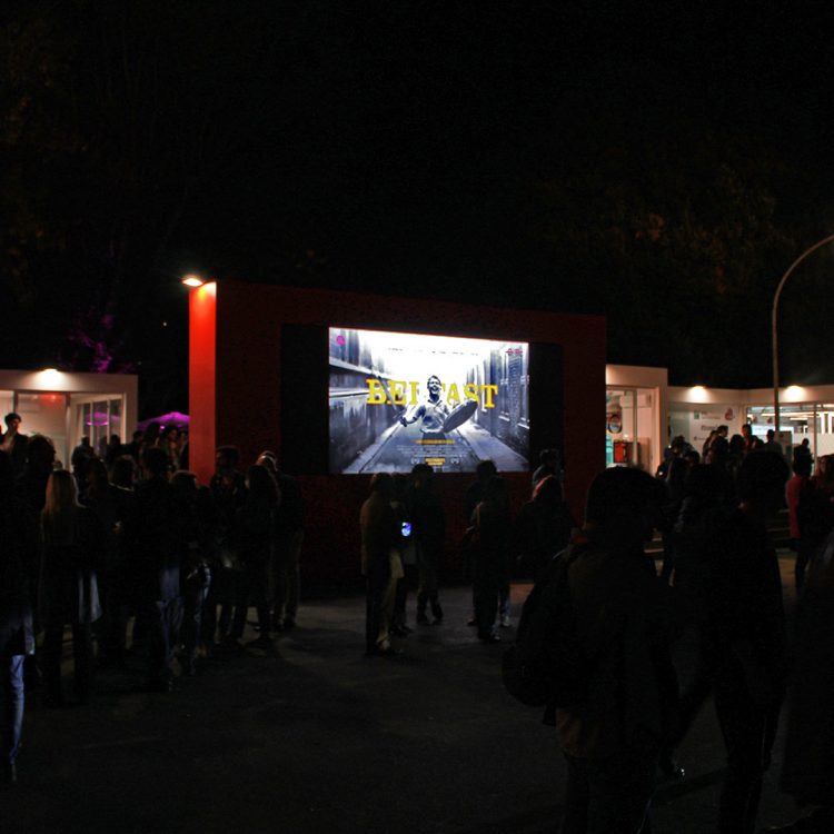 Video animato del film Belfast su schermo led di 5x2 mt al centro della pedana commerciale della Festa del Cinema di Roma.
