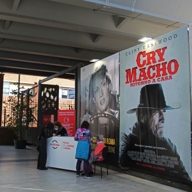 Il poster del film Cry Macho di Clint Eastwood all'ingresso della Festa del Cinema di Roma.