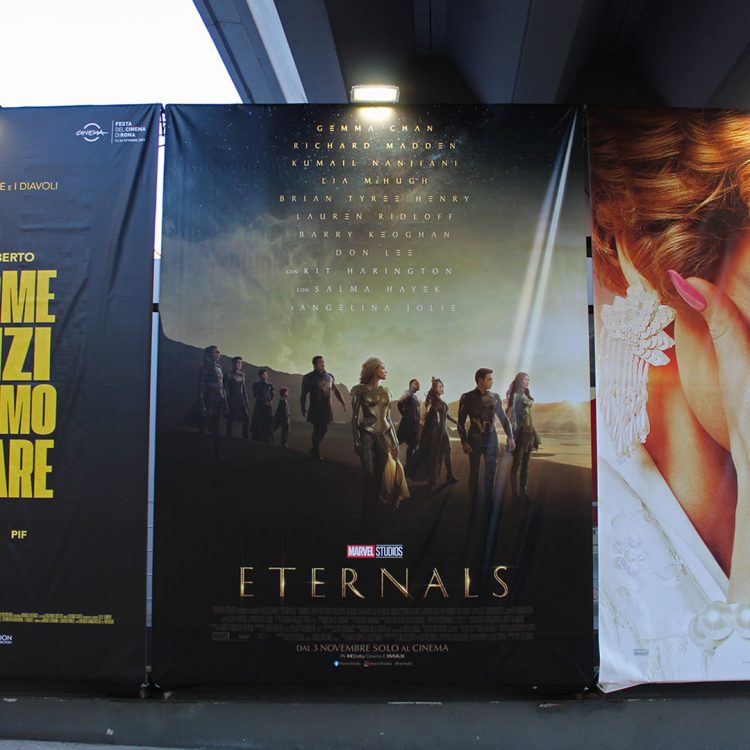 Pubblicità del film Eternals all'ingresso della Festa del Cinema di Roma.