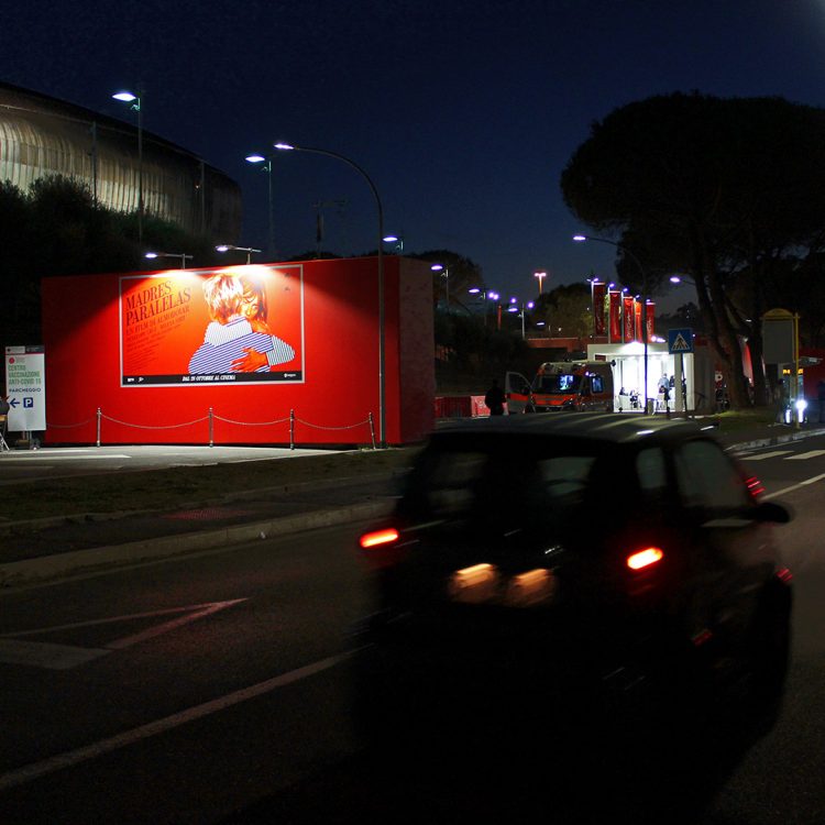 Maxi poster di dimensioni 6x3 metri con la pubblicità del film Madres Paralelas all'esterno della Festa del Cinema di Roma.