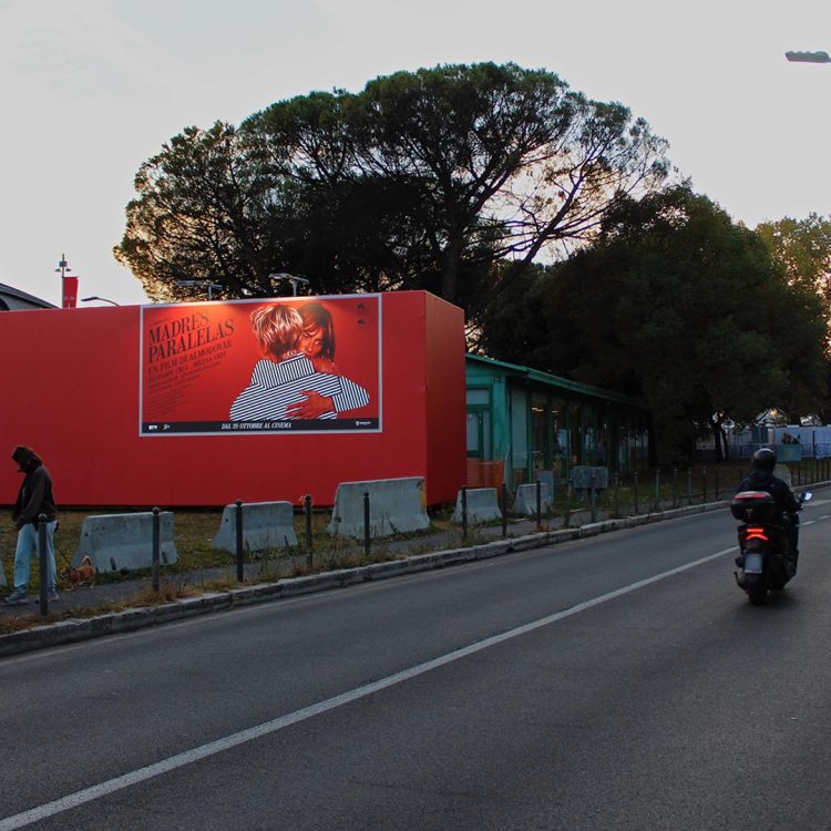 Maxi poster 6x3 su Via Pietro de Coubertin con la pubblicità del film Madres Paralelas durante la Festa del Cinema di Roma.