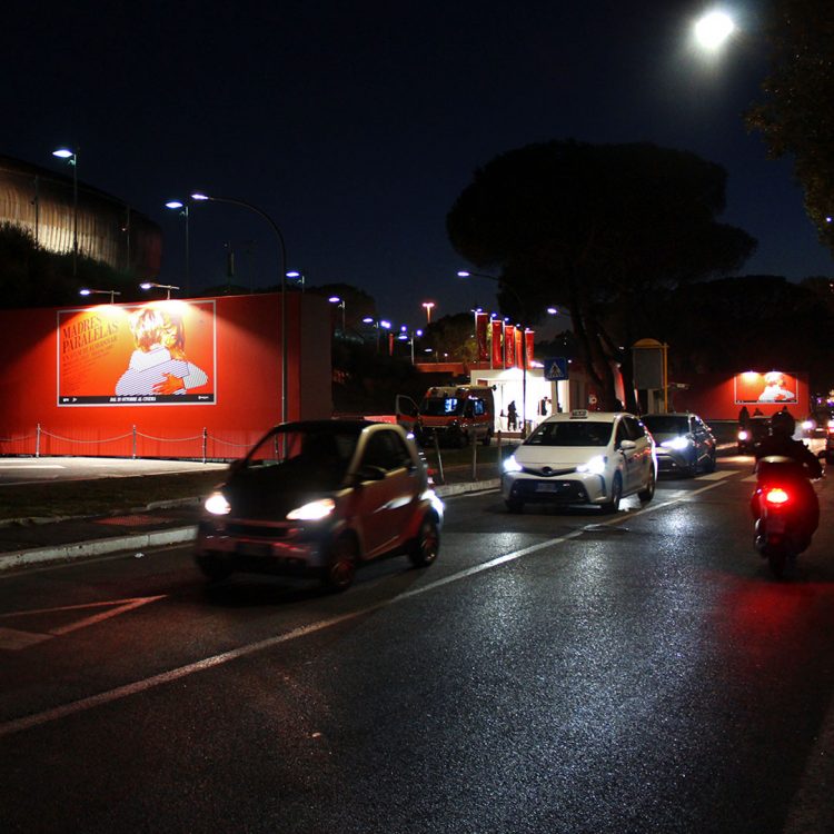Poster di dimensioni 6x3 su Via Gaudini e Via Pietro de Coubertin con pubblicità del Film Madres Paralelas, durante la Festa del Cinema di Roma.