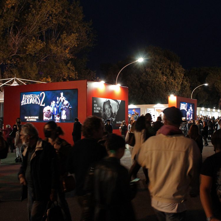 Gli schermi Led di APA alla Festa del Cinema con la pubblicità del film animato "La Famiglia Addams 2"