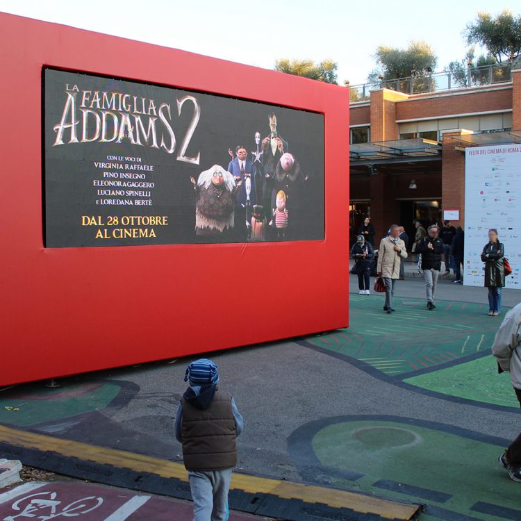 Lo schermo Led di APA all'ingresso della Festa del Cinema di Roma.