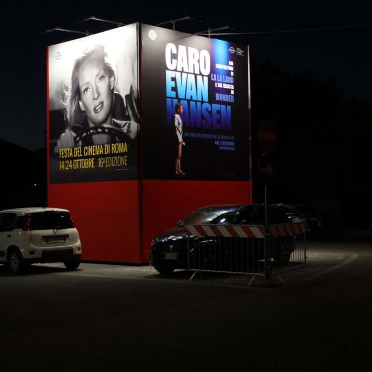 Spazio pubblicitario 4x4 su Maxi Totem illuminato da fari led alla Festa del Cinema di Roma.