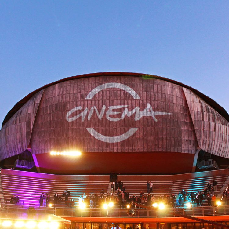 Spazi pubblicitari speciali a Roma: Festa del Cinema. Uno degli edifici dell'Auditorium Parco della Musica di Roma, con il logo della Festa del Cinema proiettato sopra.