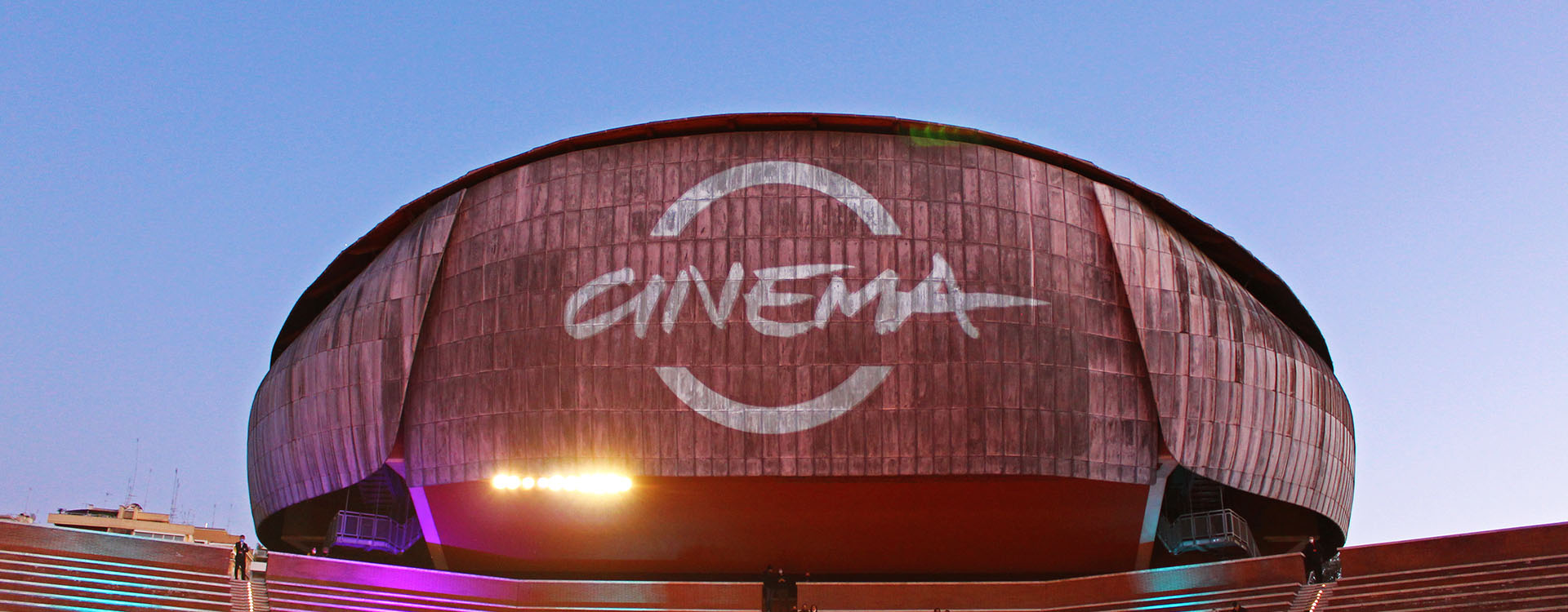 Gli spazi pubblicitari di APA alla Festa del Cinema di Roma: uno degli edifici dell'Auditorium con il logo della Festa del Cinema proiettato sopra. 