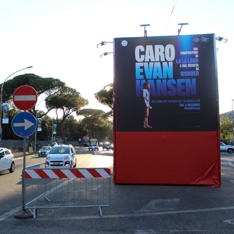 Pubblicità del film Caro Evan Hansen su Totem 4x4 alla Festa del Cinema di Roma.