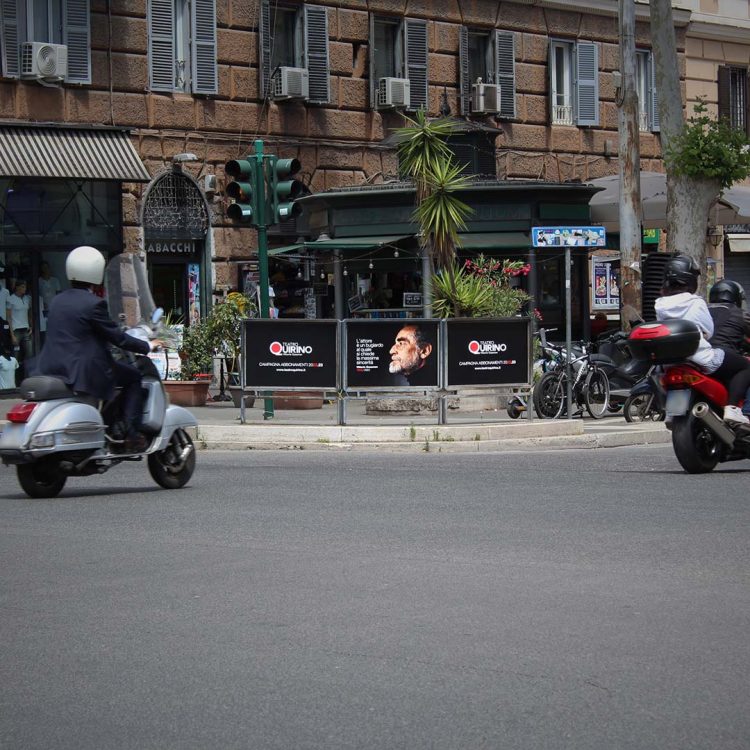 Gruppo di 3 transenne parapedonali per la pubblicità su Viale Giulio Cesare, nel quartiere Prati di Roma.