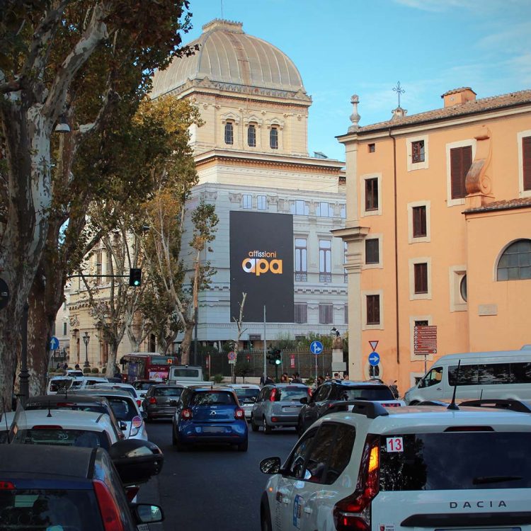 Il logo di APA sul Maxi Led della Sinagoga di Roma.