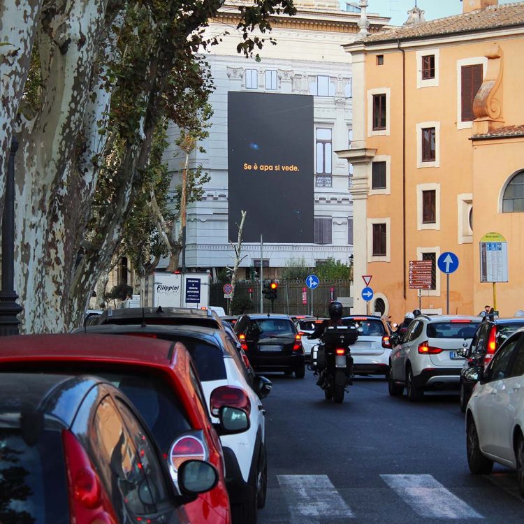 Lo slogan di APA domina il traffico di Lungotevere de' Cenci dalla facciata esterna della Sinagoga di Roma sul Maxi Led 8x12 mt.