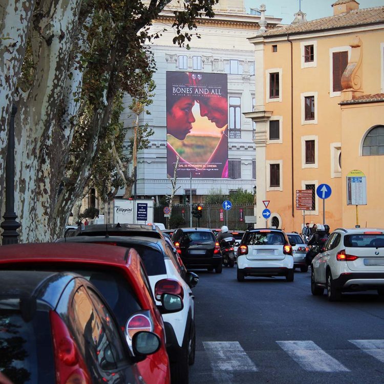 La pubblicità del film "Bones and All" sul Maxi Schermo Led di APA in Lungotevere dei Cenci a Roma.