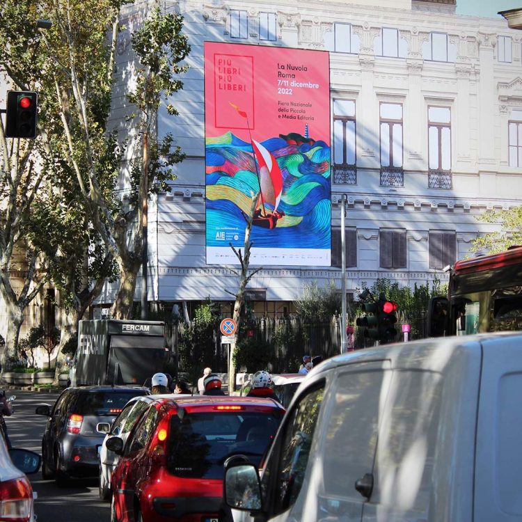 La campagna pubblicitaria di "Più Libri Più Liberi" domina il traffico al semaforo di Lungotevere de' Cenci di Roma.