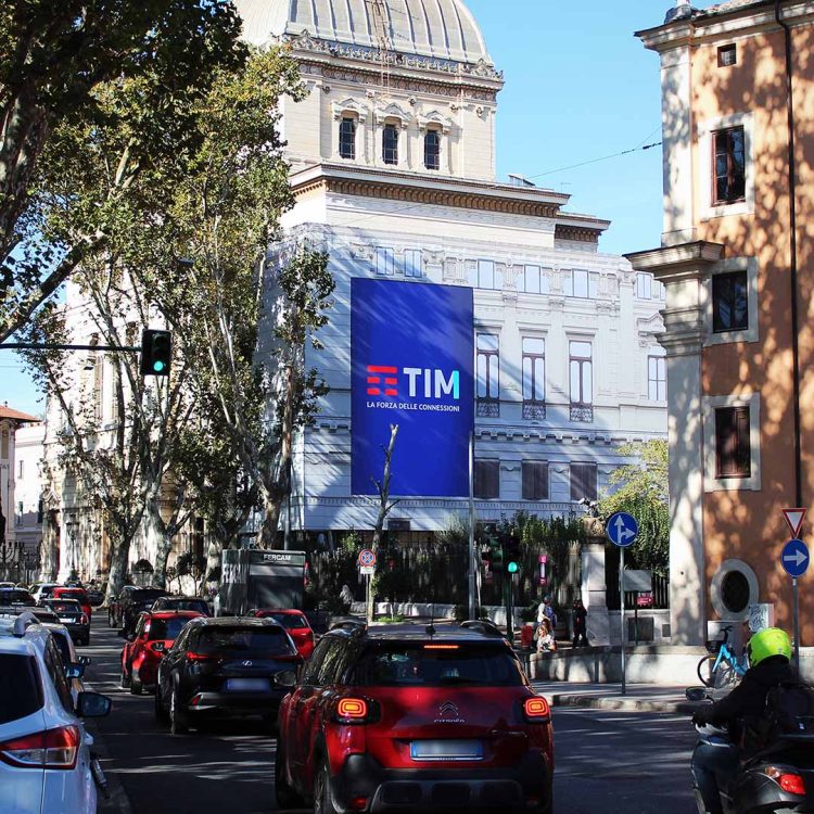 La campagna pubblicitaria di TIM sul Maxi Led di APA in Lungotevere de' Cenci a Roma.